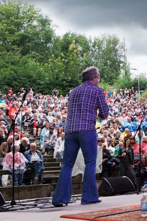 Denken in woorden. de taal gebruiken om zich te uiten en complexe betekenissen te begrijpen.